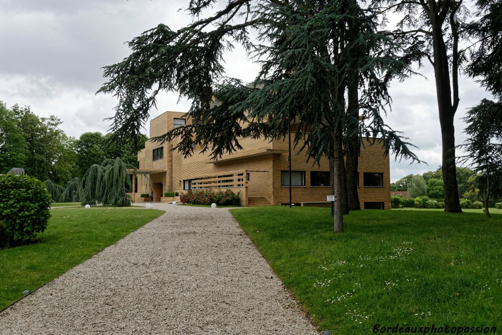 Après avaoir franchi la maison du gardien, le premier contact avec la villa se fait par la façade nord avec son auvent.